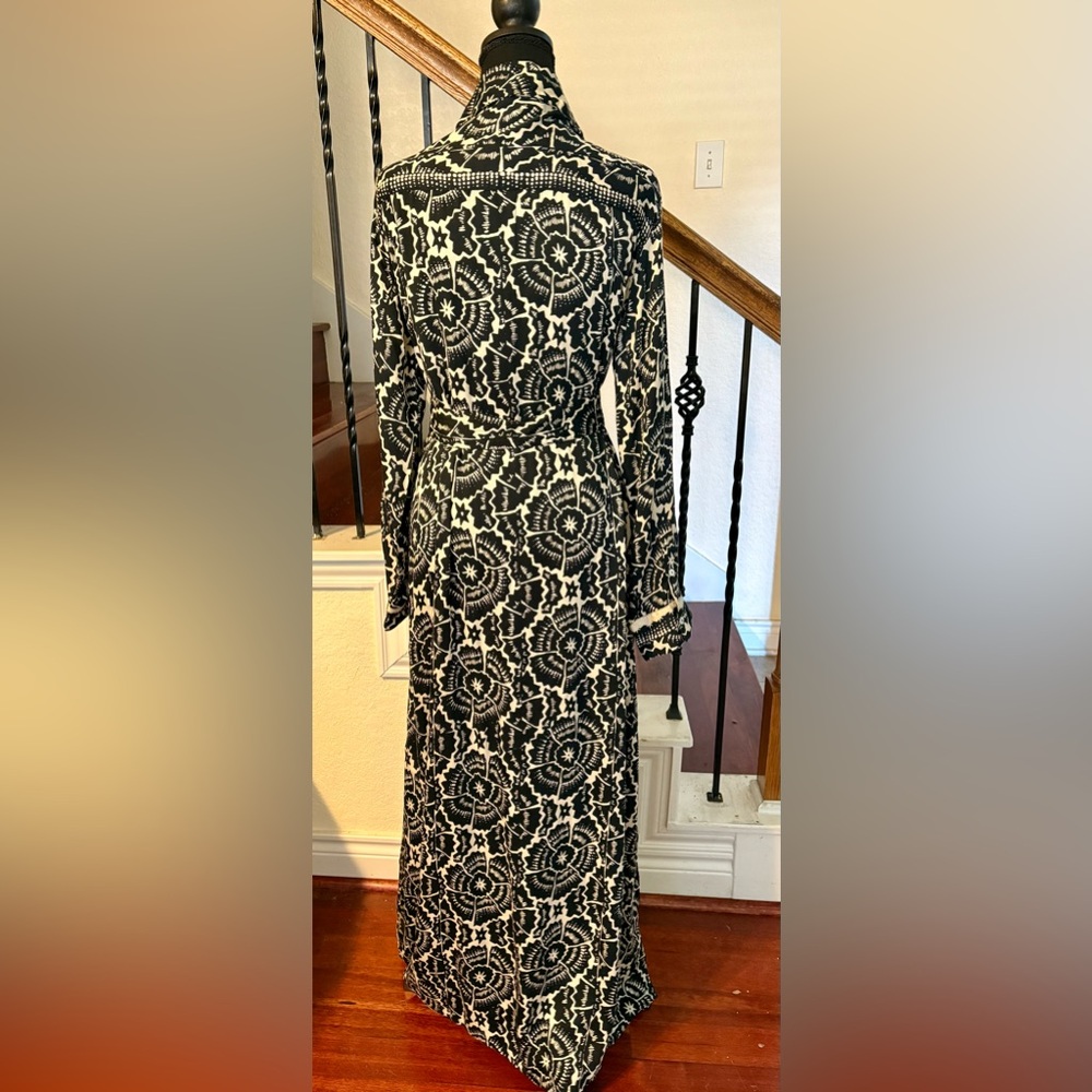 Elegant Omika Black and White Maxi Dress - Picture 5 of 10